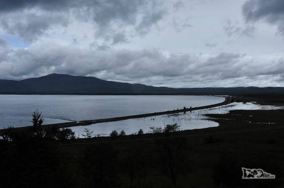 Chegando ao lago Fagnano, perto de Tolhuin, pequena cidade na região de Ushuaia, no sul da Terra do Fogo, Argentina